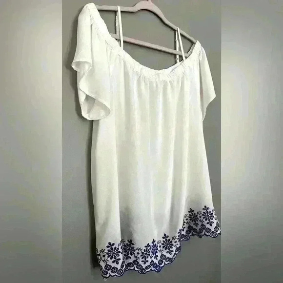 Old Navy Eyelet floral Blouse (245) - Picture 3 of 12